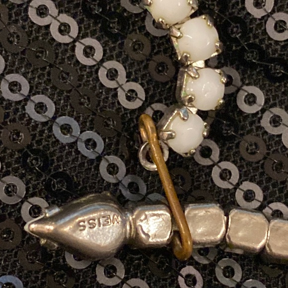 WEISS - vintage 50’s signed necklace w white milk glass rhinestones & hook clasp - Picture 5 of 16